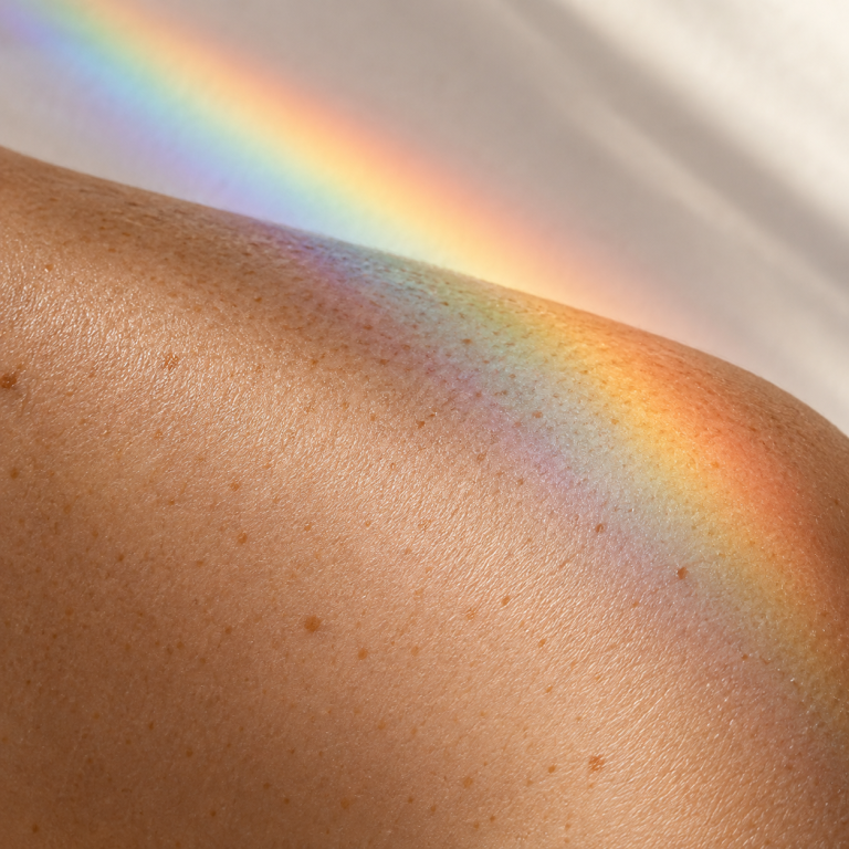 光線掠過皮膚紋理的護膚概念圖 Skin texture and light illustration